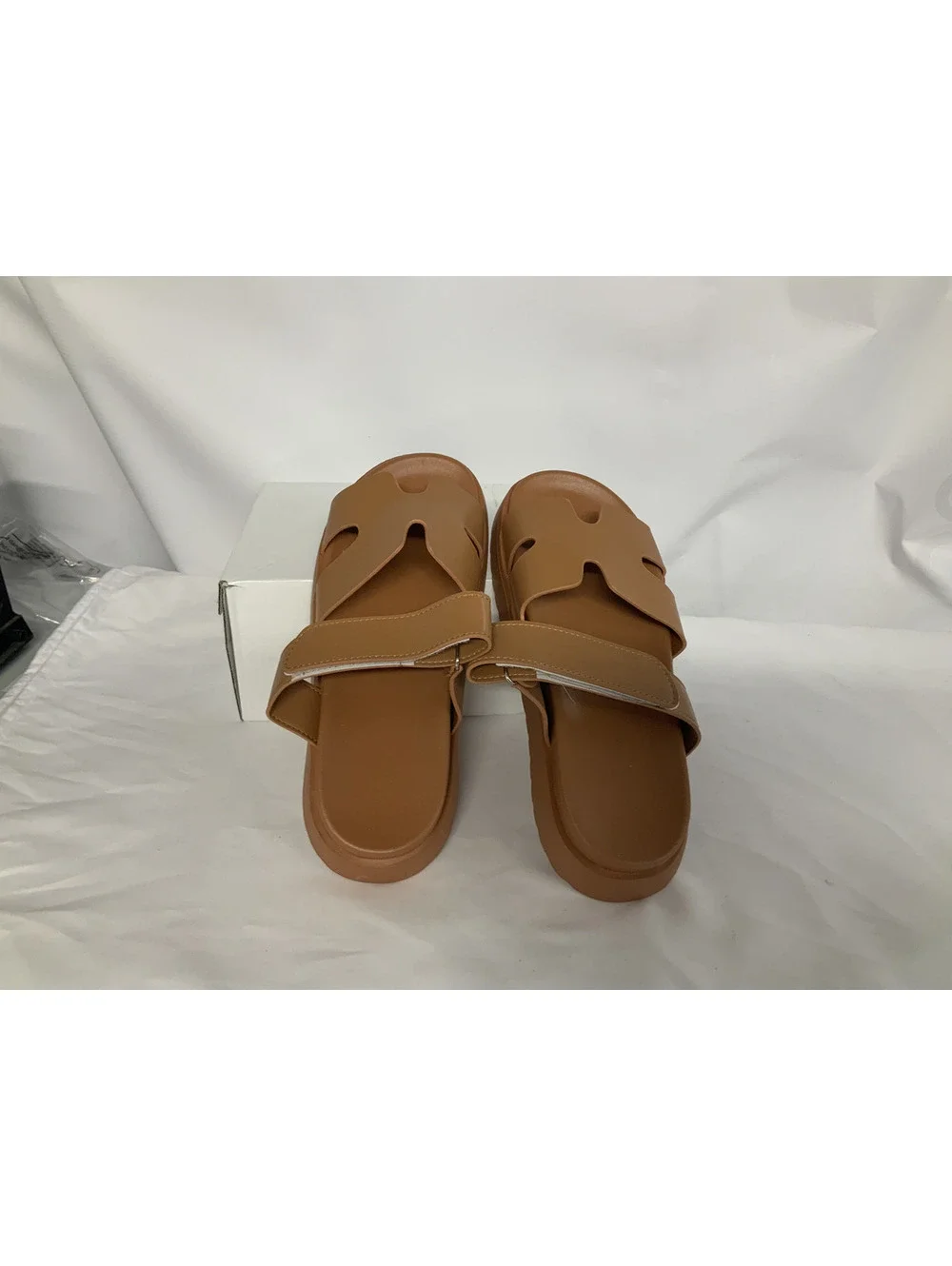 AMAZON ESSENTIALS THICK PLATFORM SLIDES